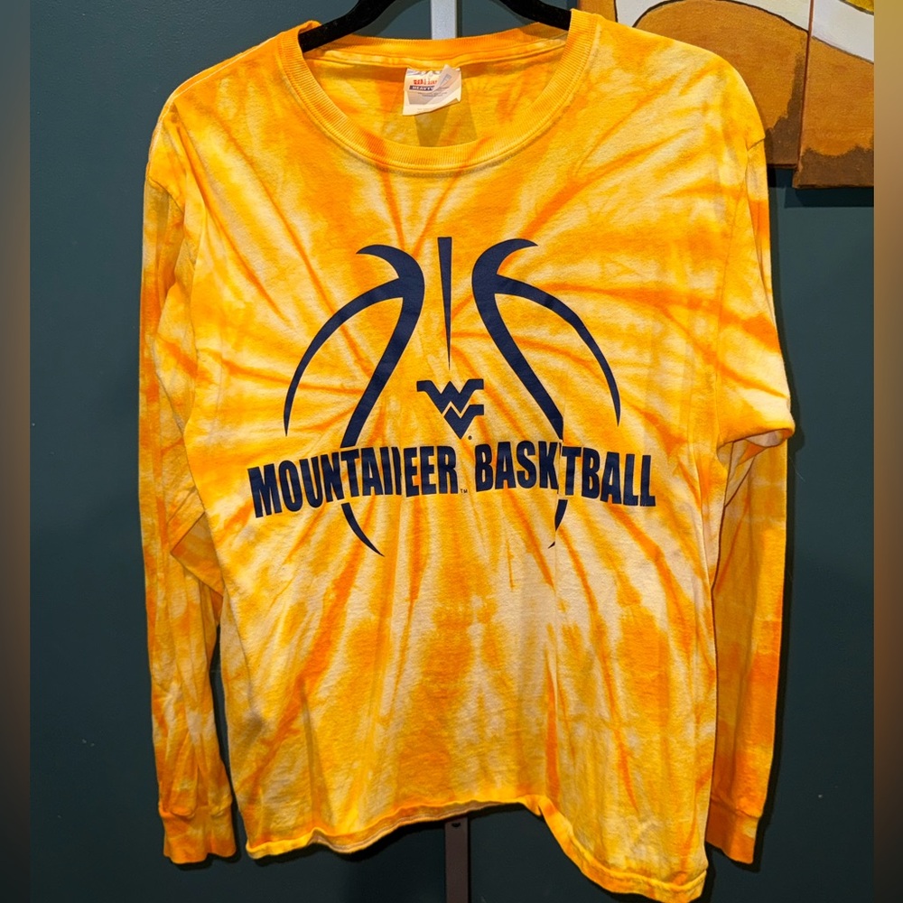 Men’s Medium WVU Basketball shirt